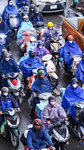 Dòng người chật vật trong mưa trở lại Thủ đô sau kỳ nghỉ Tết Nguyên đán