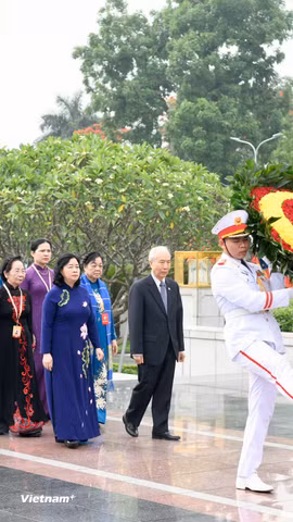 Đoàn đại biểu dự Đại hội toàn quốc Mặt trận Tổ quốc Việt Nam lần thứ 11 vào Lăng viếng Chủ tịch Hồ Chí Minh. (Ảnh: Hoài Nam/Vietnam+)
