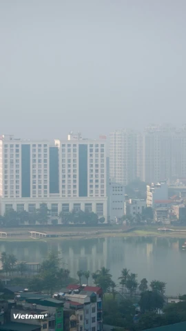 Bầu trời mù mịt do ô nhiễm không khí tại Hà Nội. (Ảnh: Hoài Nam/Vietnam+)