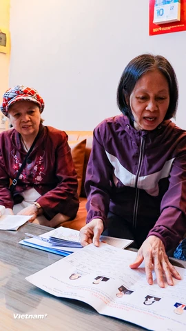 Các tổ dân phố đi từng ngõ, gõ từng nhà phát thẻ cử tri chuẩn bị cho bầu cử 