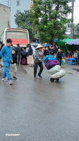 Bến xe cửa ngõ Thủ đô đông nghịt người dân trở lại sau kỳ nghỉ Tết