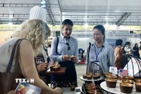 Thưởng thức ẩm thực chế biến ngay tại Chương trình “Khám phá nông nghiệp Hoa Kỳ.” (Ảnh: Xuân Anh/TTXVN)