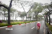 Mưa phùn và sương mù xuất hiện từ sáng sớm khiến tầm nhìn bị hạn chế đối với người tham gia giao thông. (Ảnh: Thành Đạt/TTXVN)