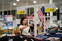 Người tiêu dùng mua sắm tại siêu thị ở California, Mỹ. (Ảnh: THX/TTXVN)