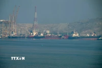 Tàu chở dầu tại cảng container Khor Fakkan, cảng nước sâu ở ngoài khơi thành phố Sharjah, Các Tiểu vương quốc Arab thống nhất, dọc eo biển Hormuz. (Ảnh: philstar.com/TTXVN)