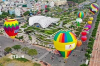 Công viên APEC, nằm cạnh bên sông Hàn - điểm thu hút đông du khách đến tham quan du lịch thành phố Đà Nẵng. (Ảnh: Trần Lê Lâm/TTXVN)