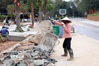 Hệ thống đường vỉa hè trước khu vực đền Giếng được gấp rút hoàn thiện. (Ảnh: Tạ Toàn/TTXVN)