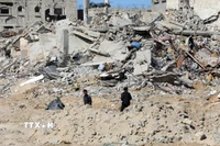 Những tòa nhà bị phá hủy trong các cuộc không kích của Israel xuống thành phố Rafah, phía Nam Dải Gaza. (Ảnh: THX/TTXVN)