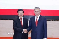 Tổng Bí thư Tô Lâm và Tổng Bí thư, Chủ tịch nước Lào Thongloun Sisoulith chủ trì Hội nghị thông báo kết quả Đại hội đại biểu toàn quốc lần thứ XIV Đảng của Cộng sản Việt Nam. (Ảnh: Thống Nhất/TTXVN)