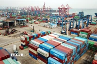 Hàng hóa được xếp tại Liên Vân Cảng, Trung Quốc. (Ảnh: AFP/TTXVN)