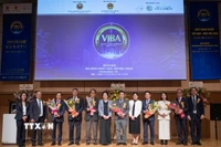 Ban lãnh đạo VJBA chụp ảnh lưu niệm cùng đại biểu, khách quý tham dự sự kiện. (Ảnh: Xuân Giao/TTXVN)