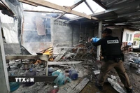 Một ngôi nhà ở tỉnh Surin, Thái Lan bị phá hủy do trúng đạn pháo trong xung đột biên giới với Campuchia. (Ảnh: THX/TTXVN)