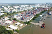 Một góc Khu chế xuất Tân Thuận, Thành phố Hồ Chí Minh, nhìn từ sông Sài Gòn. (Ảnh: Trung Tuyến/TTXVN)