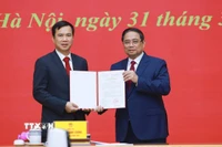 Thủ tướng Phạm Minh Chính trao Quyết định điều động, bổ nhiệm ông Bùi Thế Duy - Ủy viên dự khuyết Ban Chấp hành Trung ương Đảng, Phó chủ tịch Viện hàn lâm Khoa học và Công nghệ Việt Nam - giữ chức Giám đốc Đại học Quốc gia Hà Nội. (Ảnh: Dương Giang/TTXVN)