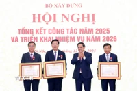 Thủ tướng Phạm Minh Chính trao Huân chương Lao động hạng Nhất; Nhì; Ba các cá nhân có thành tích xuất sắc của Bộ trưởng Bộ Xây dựng Trần Hồng Minh. (Ảnh: Dương Giang/TTXVN)