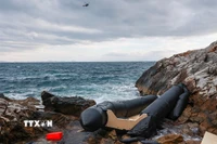 Một chiếc thuyền được cho là của người di cư dạt vào bờ biển ở Thermi trên đảo Lesbos, Hy Lạp. (Ảnh: AFP/TTXVN)