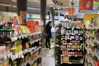 Người dân mua sắm tại siêu thị ở Brussels, Bỉ. (Ảnh: THX/TTXVN)