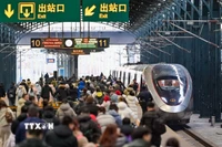 Hành khách tại nhà ga tàu hỏa ở tỉnh Hắc Long Giang, Trung Quốc. (Ảnh: THX/TTXVN)