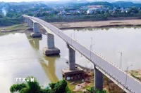 Cầu Sông Lô bắc qua Sông Lô, đoạn chảy qua xã Đoan Hùng (Phú Thọ). (Ảnh: TTXVN phát)