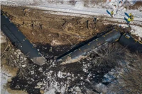 Sáu toa tàu chở khí propan hóa lỏng đã trật bánh và bốn toa rơi xuống sông ở Mansfield. (Nguồn: CT Public)