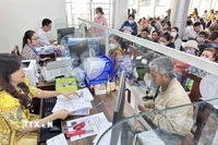 Người dân giải quyết thủ tục hành chính tại Trung tâm Phục vụ hành chính công thành phố Cần Thơ. (Ảnh: Thanh Liêm/TTXVN)