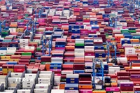 Cảng hàng hóa ở Sơn Đông, Trung Quốc. (Ảnh: THX/TTXVN)