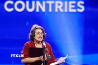 Giáo sư María Esperanza Martínez-Romero được trao Giải đặc biệt dành cho “Nhà khoa học đến từ các nước đang phát triển” vì những tiến bộ trong nghiên cứu sinh thái vi sinh vật và cơ chế cố định nitơ cộng sinh tại các hệ sinh thái nhiệt đới. (Ảnh: Hoàng Hiếu/TTXVN)