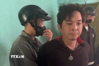 Trần Dương Hoàng (35 tuổi) ngụ ấp Thành Đông, xã Ninh Điền, tỉnh Tây Ninh bị Cơ quan chức năng bắt giữ. (Ảnh: TTXVN phát)