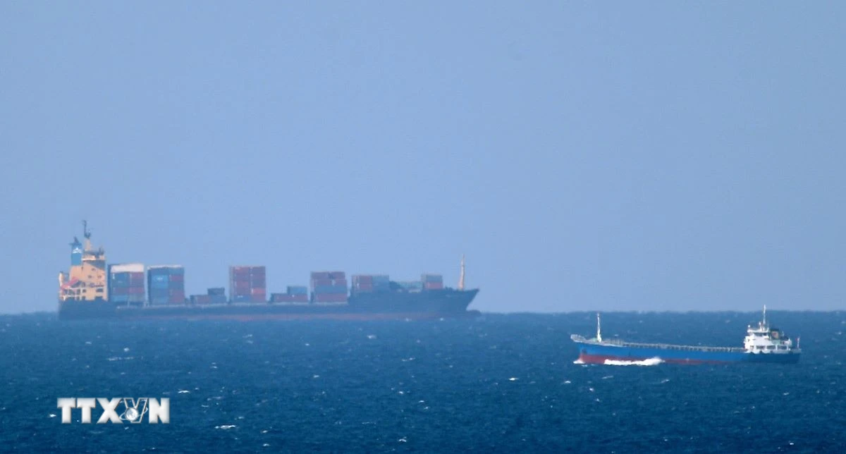 Iran đe dọa phong tỏa eo biển Hormuz, Mỹ cảnh báo khẩn cấp tàu thuyền