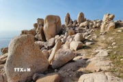 Các khối đá granite trong Công viên đá Vườn quốc gia Núi Chúa có đủ hình dáng, kích thước. (Ảnh: Nguyễn Thành/TTXVN)