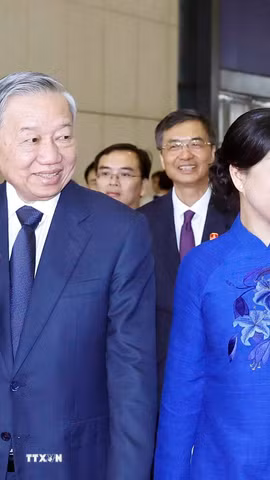 Tổng Bí thư, Chủ tịch nước Tô Lâm cùng Phu nhân tại ga Nam Ninh Đông, Thành phố Nam Ninh. (Ảnh: Thống Nhất/TTXVN)