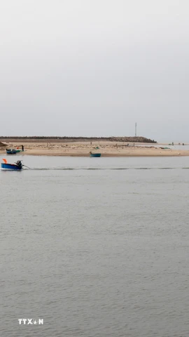 Các đơn vị triển khai nạo vét phần bị bồi lấp trong cảng cá Phan Thiết (phường Phan Thiết, Lâm Đồng), đảm bảo an toàn cho tàu cá neo đậu. (Ảnh: Nguyễn Thanh/TTXVN)