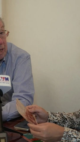 Ông Viktor Petrov (bên phải) trao đổi với phóng viên TTXVN. (Ảnh: Lê Quang Vinh/TTXVN)