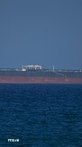 Tàu hàng di chuyển qua eo biển Hormuz ngày 8/4/2026. (Ảnh: AA/TTXVN)