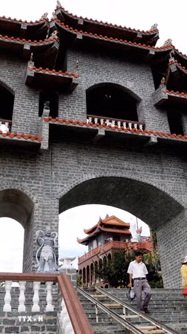 Du khách tham quan Trùng Sơn Cổ Tự tọa lạc trên núi cao tại xã Ninh Hải (Khánh Hòa). (Ảnh: Đặng Tuấn/TTXVN)