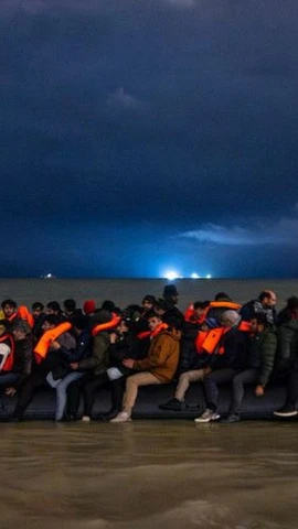 Người di cư vượt eo biển Manche vào ban đêm. (Ảnh: AFP/Getty images)