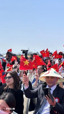Cộng đồng người Việt Nam tại Nhật Bản hào hứng tham gia Festival “50 năm hòa chung một nhịp đập” chào mừng 50 năm thống nhất đất nước. (Ảnh: Nguyễn Tuyến/TTXVN)