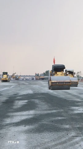 Huy động nhiều trang thiết bị, máy móc phục vụ công trường cao tốc về đích đúng hẹn. (Ảnh: Tuấn Phi/TTXVN)