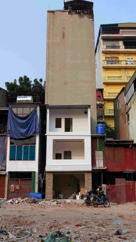 Những ngôi nhà trên phố Đê La Thành đang được người dân hối hả sửa sang mở mặt tiền mới. (Ảnh: Vũ Quang/TTXVN)