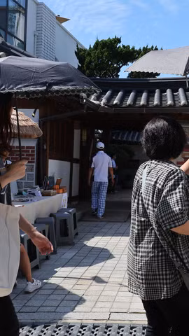 Người dân di chuyển dưới trời nắng nóng tại Seoul, Hàn Quốc. (Ảnh: Yonhap/TTXVN)