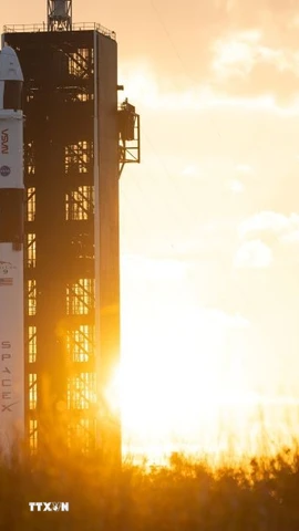 Tên lửa đẩy Falcon 9 của SpaceX trên bệ phóng tại Trung tâm vũ trụ Kennedy ở Florida, Mỹ. (Ảnh: )THX/TTXVN
