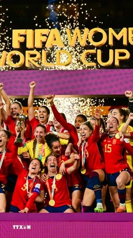 Niềm vui đăng quang vô địch World Cup nữ 2023 của các tuyển thủ Tây Ban Nha. (Ảnh: THX/TTXVN)