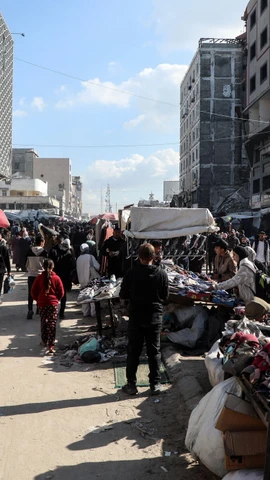 Người dân tại thành phố Gaza ngày 15/1/2026. (Ảnh: THX/TTXVN)