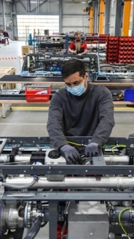 Công nhân làm việc tại một nhà máy ở Herten, Đức. (Ảnh: AFP/TTXVN)