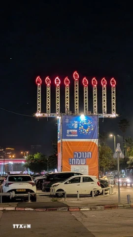 Trên các quảng trường và không gian công cộng, những mô hình Hanukkiah cỡ lớn bằng đèn trang trí trở thành điểm nhấn thị giác, thu hút người dân và du khách. (Ảnh: Thanh Bình/TTXVN)