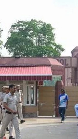 Cảnh sát tìm kiếm tại một trường học ở Vasant Kunj, Delhi, nơi nhận được lời đe dọa đánh bom. (Ảnh: hindustantimes)