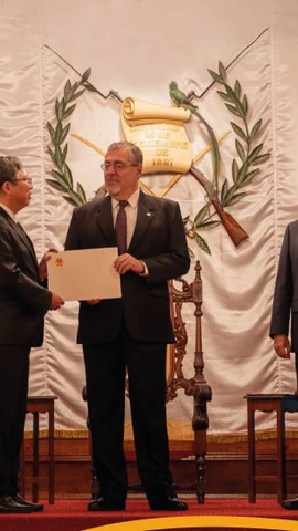 Đại sứ Nguyễn Văn Hải trình Quốc thư của Chủ tịch nước Lương Cường lên Tổng thống Guatemala Bernardo Arévalo. (Ảnh: TTXVN phát)