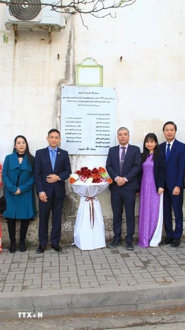 Tham dự lễ đặt hoa, ngoài toàn thể cán bộ nhân viên đại sứ quán và các cơ quan bên cạnh, còn có đại diện Ban liên lạc Hội người Việt Nam tại Algeria. (Ảnh: Trung Khánh/TTXVN)