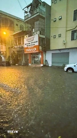 Mưa lớn gây ngập úng cục bộ trên Quốc lộ 48 qua địa bàn tại thị xã Thái Hòa (Nghệ An). (Ảnh: TTXVN phát)
