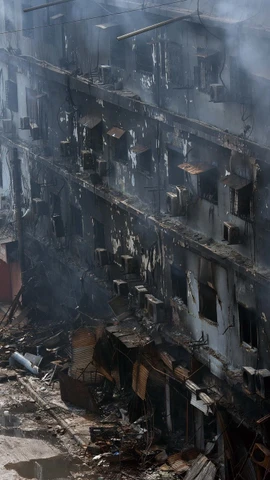 Hiện trường vụ cháy trung tâm thương mại ở Karachi, Pakistan, ngày 19/1/2026. (Ảnh: THX/TTXVN)